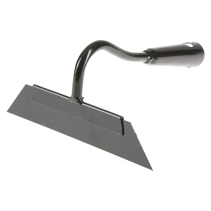 Freund Victoria Rübenhacke - Arbeitsbreite: 16 cm, Mit Dülle - Nahaufnahme einer schwarzen Gartenhacke mit trapezförmiger Klinge und gebogenem Griff, ideal zum Jäten und Kultivieren von Böden.