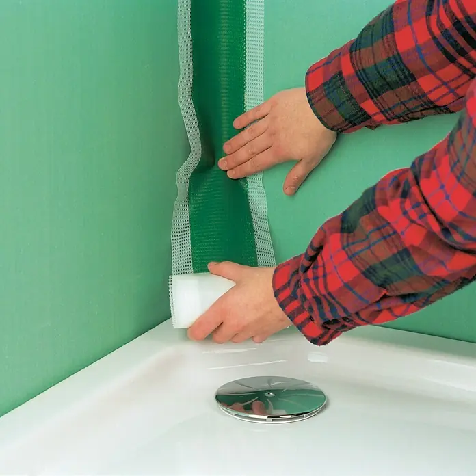 Probau eco Duschdicht-Set - 3 -tlg. - Das grüne Dichtband wird in der Ecke zwischen Badewanne und Wand angebracht, um vor Wasserschäden zu schützen.