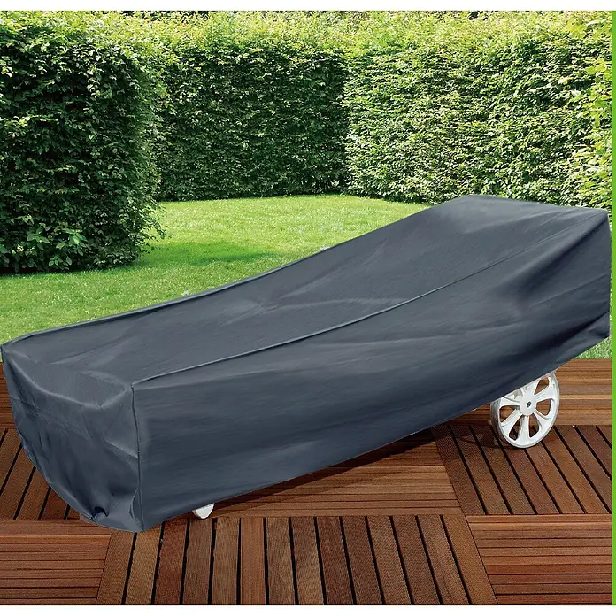 Westerholt Gartenliege Schutzhülle - L x B x H: 200 x 75 x 40 cm, Polyester, Anthrazit - Bild einer grauen Schutzhülle für eine Gartenliege auf einer Holzterrasse mit einem grünen Rasen im Hintergrund.