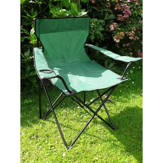 Westerholt Campingstuhl - Stahl, Textilene, Grün, B x T x H: 50 x 50 x 80 cm - Ein grüner Faltstuhl mit Getränkehalter steht auf einem Rasen vor einer grünen Hecke und blühenden Büschen. Ideal für Camping und Garten.