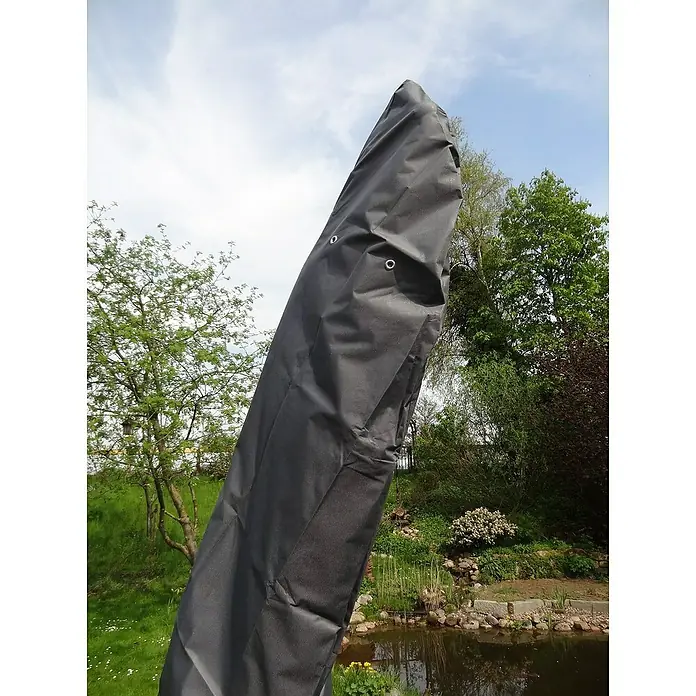 Westerholt Sonnenschirm-Schutzhülle - Passend für: Ampelschirme mit einem Durchmesser von 200 bis 400 cm, 420D Oxford Polyester, Anthrazit - Nahaufnahme einer schwarzen Schutzhülle, die einen Gartenschirm bedeckt, mit Ösen zur Befestigung und Schutz vor Witterungseinflüssen.