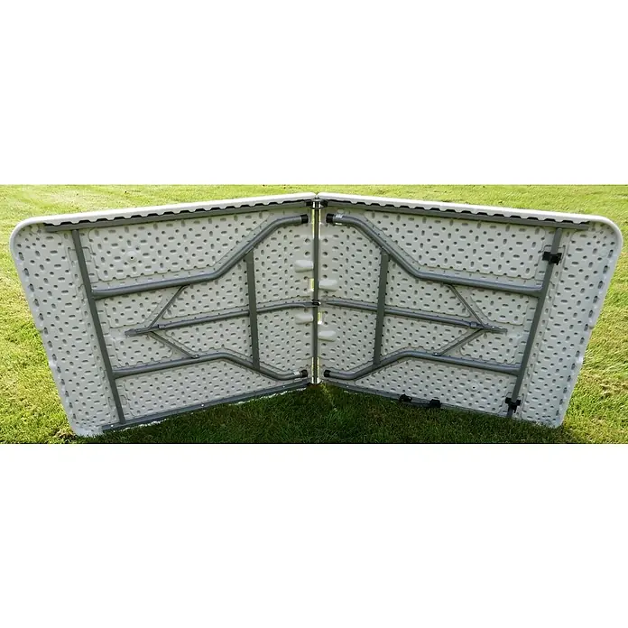 Westerholt Campingtisch - L x B x H: 75 x 180 x 74 cm, Metall, Kunststoff, Weiß, Klappbar - Zusammengeklappter Klapptisch auf Rasen. Der weiße Tisch hat ein graues Gestell mit Klappmechanismus für einfachen Transport.