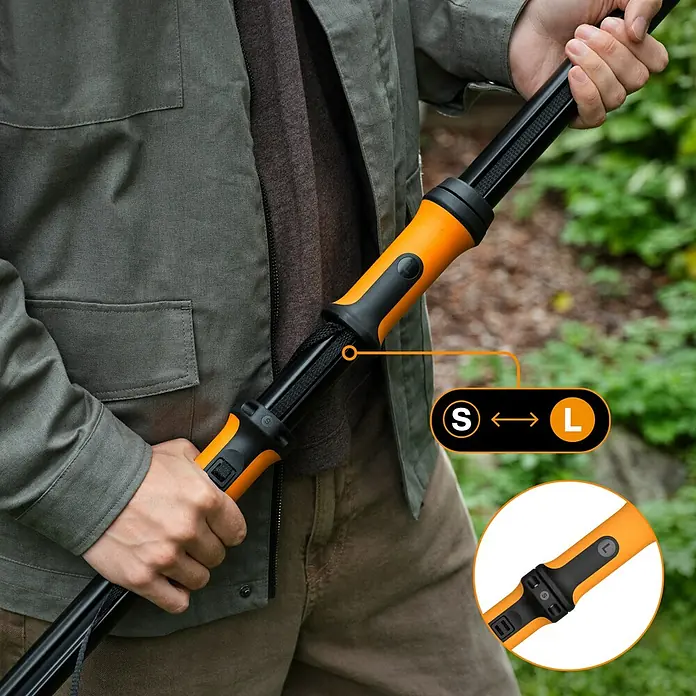 Fiskars X-series Teleskop-Schneidgiraffe DualAction UPX96 - Länge: 243,9 cm, Kunststoff - Nahaufnahme einer verstellbaren Gartenschere mit Teleskopstiel, die sich von S (klein) nach L (groß) verstellen lässt.