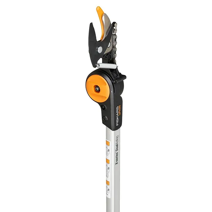 Fiskars X-series Teleskop-Schneidgiraffe DualAction UPX96 - Länge: 243,9 cm, Kunststoff - Nahaufnahme einer Fiskars UPX96 Astschere mit orangen und schwarzen Elementen auf einem silbernen Stab.