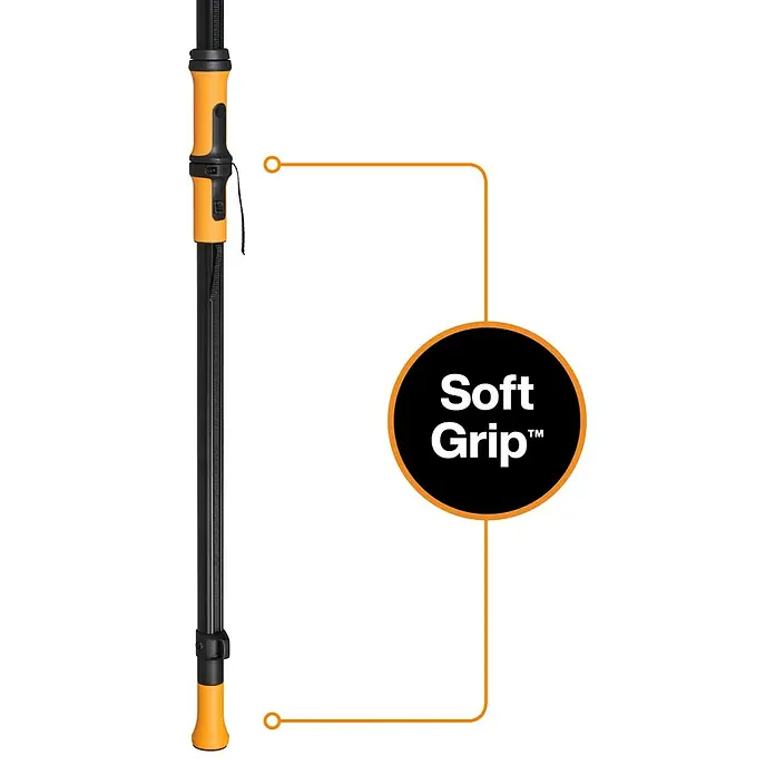 Fiskars X-series Teleskop-Schneidgiraffe DualAction UPX96 - Länge: 243,9 cm, Kunststoff - Abbildung eines Gartengeräts mit einem schwarzen Stab und orangefarbenen Griffen, hervorgehoben durch ein "Soft Grip™"-Logo.