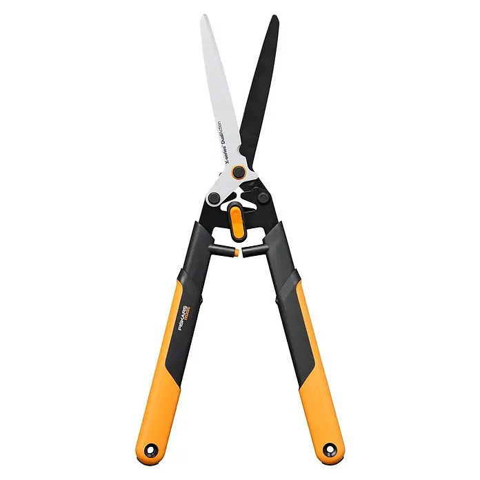 Fiskars X-series Hand-Heckenschere DualAction HSX96 - Länge: 62,7 cm, orange, schwarz, metallic - Nahaufnahme einer Fiskars X-series DualAction Heckenschere mit orangefarbenen Griffen und weißen Klingen vor schwarzem Hintergrund.