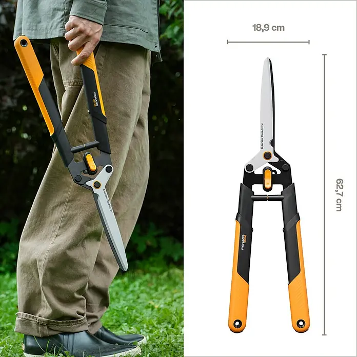 Fiskars X-series Hand-Heckenschere DualAction HSX96 - Länge: 62,7 cm, orange, schwarz, metallic - Eine Person hält eine Fiskars X-Serie Heckenschere in der Hand. Das Produktbild zeigt die Maße 18,9 cm Breite und 62,7 cm Länge.