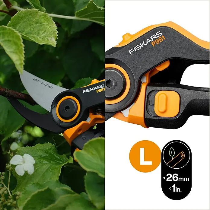 Fiskars X-series Gartenschere DualAction P981 - Bypass, Max. Aststärke: 26 mm - Nahaufnahme einer Fiskars P981 Gartenschere, die Äste schneidet, mit Größenangabe.