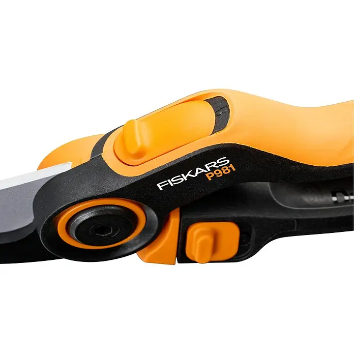 Fiskars X-series Gartenschere DualAction P981 - Bypass, Max. Aststärke: 26 mm - Nahaufnahme einer Gartenschere Fiskars P981 mit orangefarbenem Griff und scharfer Klinge, ideal für präzise Gartenarbeiten.