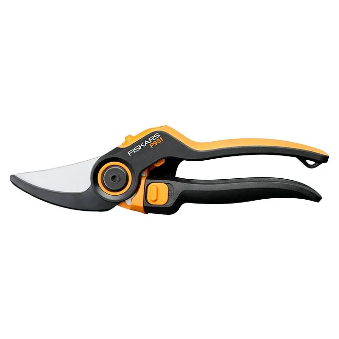 Fiskars X-series Gartenschere DualAction P981 - Bypass, Max. Aststärke: 26 mm - Eine Gartenschere von Fiskars, Modell P981, mit orangefarbenen Akzenten auf schwarzem Griff und einer scharfen, silbernen Klinge.