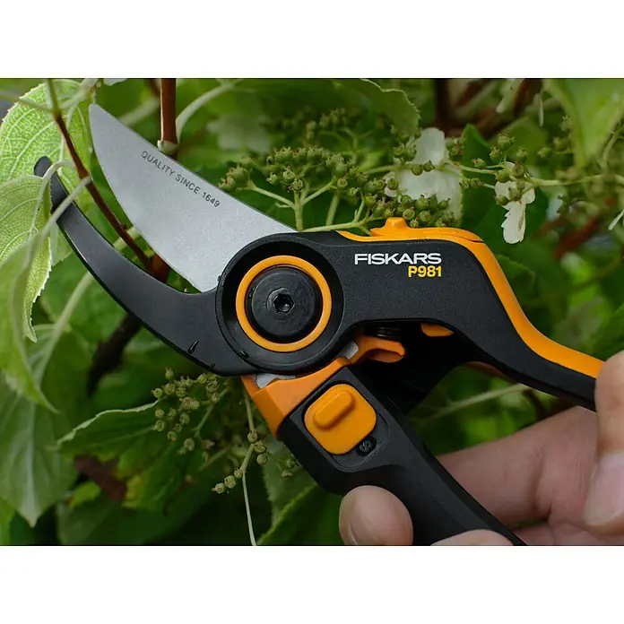 Fiskars X-series Gartenschere DualAction P981 - Bypass, Max. Aststärke: 26 mm - Die Fiskars P981 Gartenschere schneidet präzise Äste und Zweige im Garten. Das hochwertige Werkzeug für jeden Gärtner.