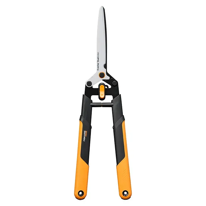 Fiskars X-series Hand-Heckenschere DualAction HSX96 - Länge: 62,7 cm, orange, schwarz, metallic - Nahaufnahme einer Fiskars HSK96 X-Serie Dual-Action-Heckenschere mit orangefarbenen Griffen und einer weißen Klinge vor schwarzem Hintergrund.