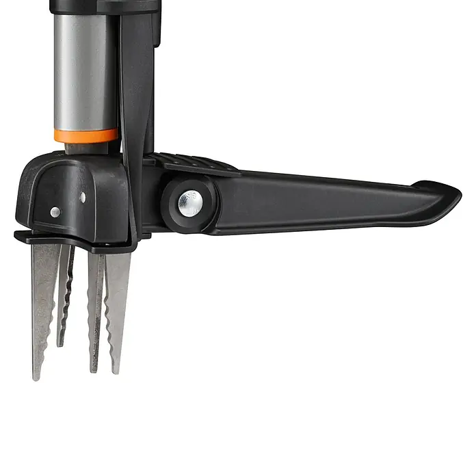 Fiskars Unkrautstecher - Länge: 106,2 cm - Nahaufnahme eines Unkrautstechers mit schwarzem Griff und silbernen Zinken zum einfachen Entfernen von Unkraut aus dem Garten.