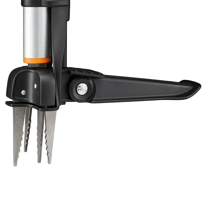Fiskars X-series Unkrautstecher - Länge: 1.100,7 mm - Nahaufnahme eines Fiskars Unkrautstechers, der Unkraut präzise und einfach entfernt, für einen gepflegten Garten.