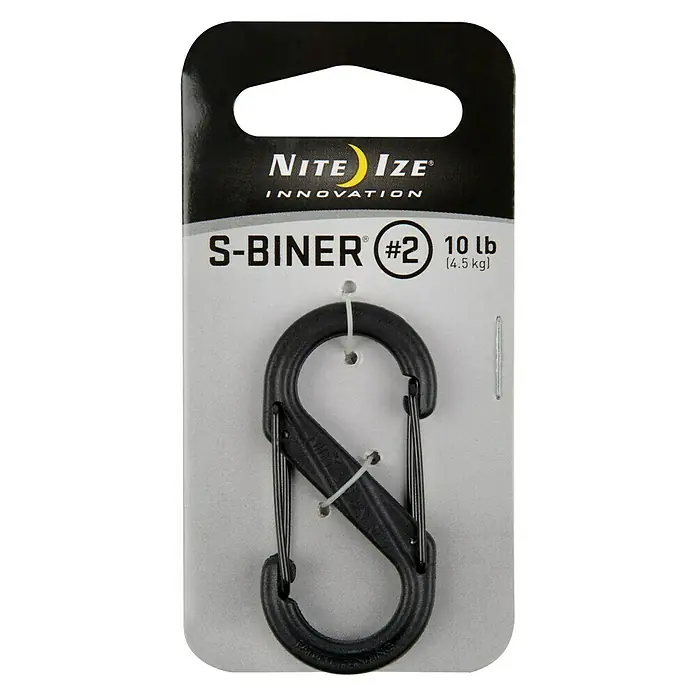 Nite Ize Mosquetón doble - 76 x 50 mm, Plástico, Negro, Carga soportada: 4,5 kg - Un primer plano de un clip de mosquetón doble Nite Ize S-Biner #2, con una capacidad de peso de 4,5 kg, empaquetado en un embalaje de venta al por menor.