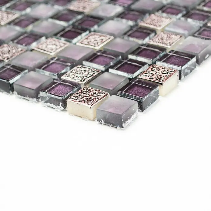 Mosaikfliese Quadrat Crystal Mix XCM M970 - 30,5 x 32,2 cm, Lila, Glänzend - Nahaufnahme eines Mosaiks mit lila und silberfarbenen Glasfliesen. Das elegante Design eignet sich perfekt für stilvolle Akzentwände.