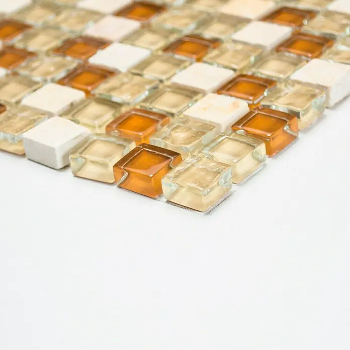 Mosaikfliese Quadrat Crystal Mix XCM M820 - 30,5 x 32,2 cm, Beige, Glänzend - Nahaufnahme von quadratischen Mosaikfliesen in Braun-, Beige- und Cremetönen auf einem weißen Hintergrund.
