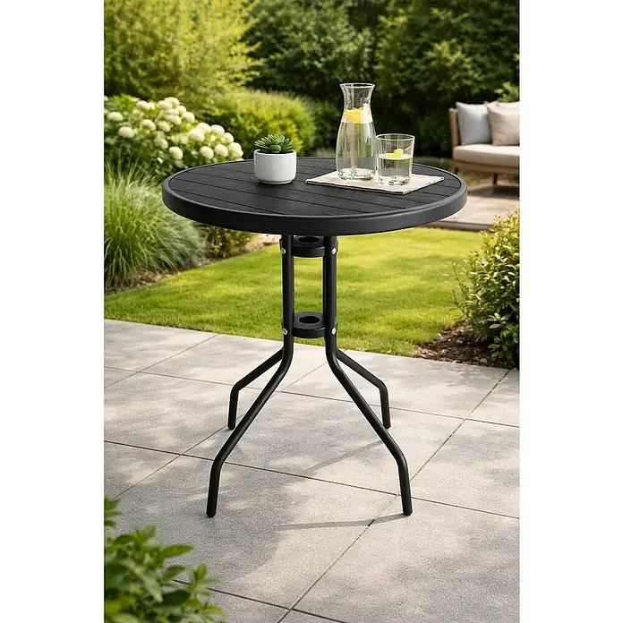 Westerholt Balkontisch rund - Ø x H: 60 x 71 cm, Stahl, Polymer, Schwarz - Gartenszene mit einem runden, schwarzen Gartentisch, auf dem eine Karaffe, ein Glas und eine kleine Sukkulente stehen.