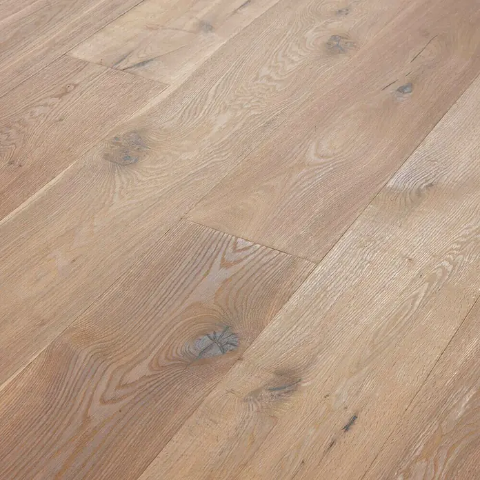 Parkettmuster Eiche Lindau - 280 x 160 x 15 mm, Landhausdiele - Detailaufnahme eines hellen Holzbodens mit sichtbarer Maserung und Astlöchern, ideal für rustikale und natürliche Innenräume.
