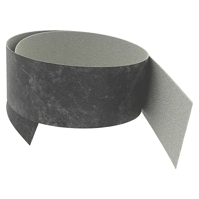 Kantoflex Umleimer 3953 Schiefer - L x H: 65 x 4,4 cm, 2 Stk. - Nahaufnahme eines gewundenen, grauen Kantenumleimers für Möbel. Das Produkt dient zur Abdeckung von Kanten.