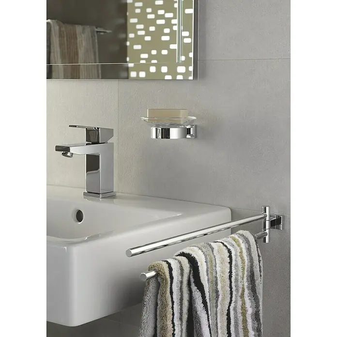 Grohe Essentials Cube Handtuchhalter - 2-armig, Chrom, Glänzend - Modernes Badezimmer-Interieur mit Waschtisch, Armatur, Seifenschale und Handtuchhalter.