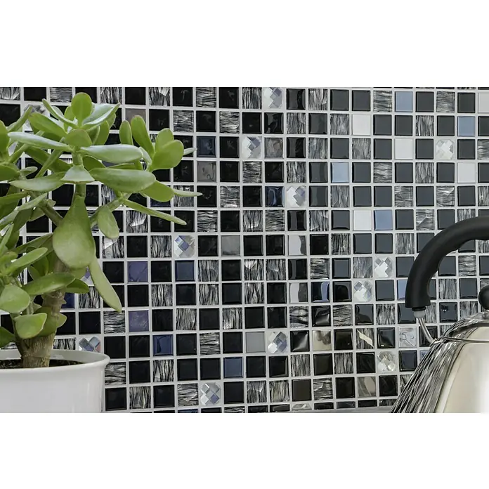 Selbstklebemosaik SAM 4CM26 - 30 x 30 cm, Mix Schwarz, Glänzend - Nahaufnahme von schwarzen und silbernen Mosaikfliesen als stilvolle Küchenrückwand.