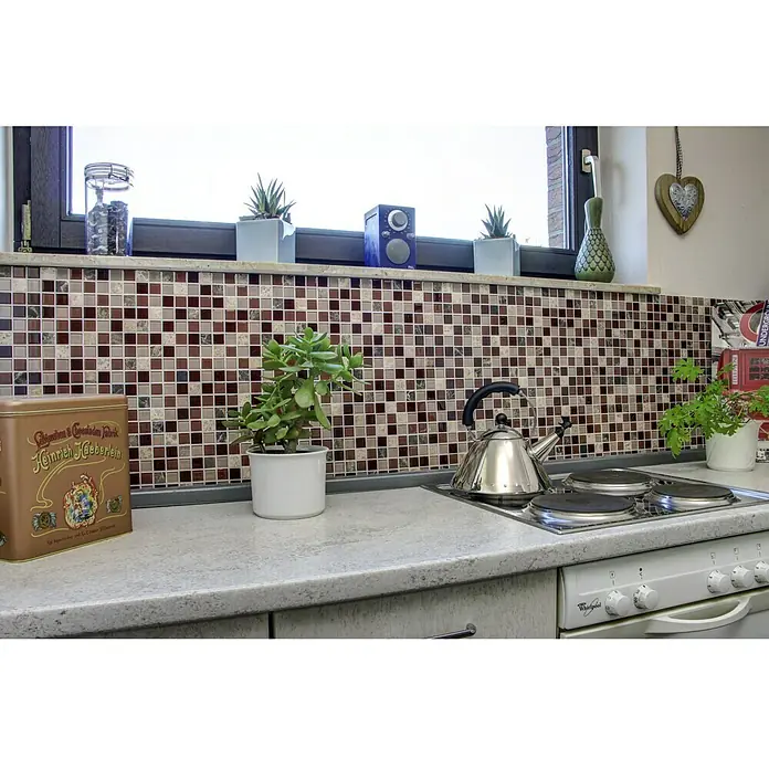 Selbstklebemosaik SAM 4CM352 - 30 x 30 cm, Beige/Braun, Glänzend - Einblick in eine Küche mit Mosaikfliesen, einer Teekanne und Topfpflanzen auf der Arbeitsfläche.