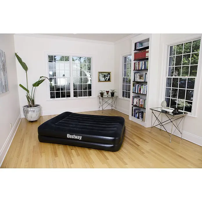 Bestway Luftbett Premium+ - 203 x 152 x 46 cm, Ausstattung: Integrierte Luftpumpe - Nahaufnahme einer Bestway Luftmatratze in einem hellen Raum. Ideal für Gäste oder Camping, bietet Komfort und einfache Lagerung.