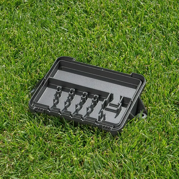 Gardena Kabelverbinder-Schutz für Mähroboter - Gardena Mähroboter, 1 Stk. - Schwarzer, rechteckiger Bewässerungskasten aus Kunststoff auf einem grünen Rasen. Bewässerungssystem für den Garten.