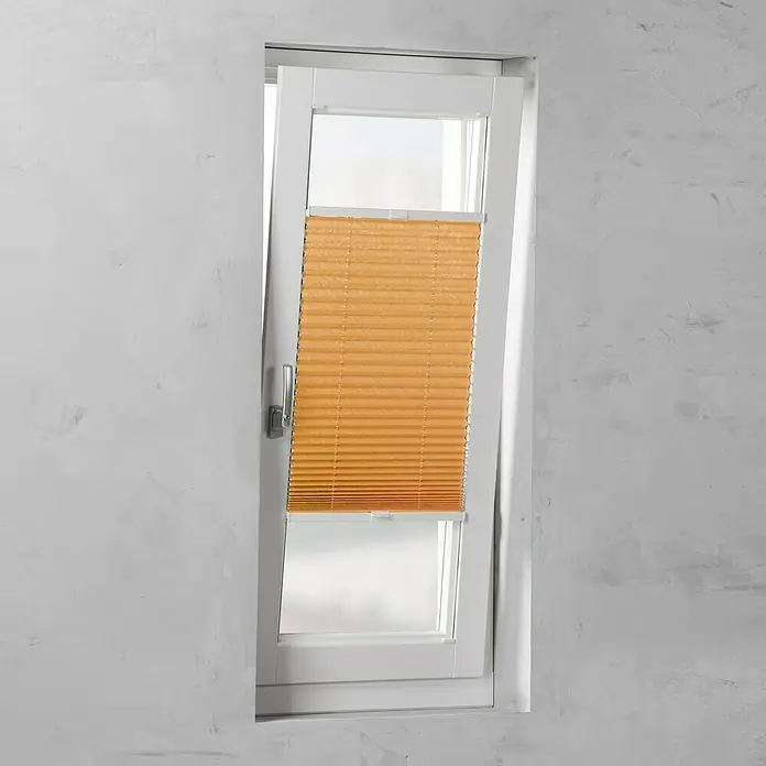 Expo Ambiente Plissee - B x H: 80 x 130 cm, Orange - Nahaufnahme eines Fensters mit einem orangefarbenen Plissee-Rollo, das teilweise heruntergelassen ist, um das Licht zu filtern und Privatsphäre zu schaffen.