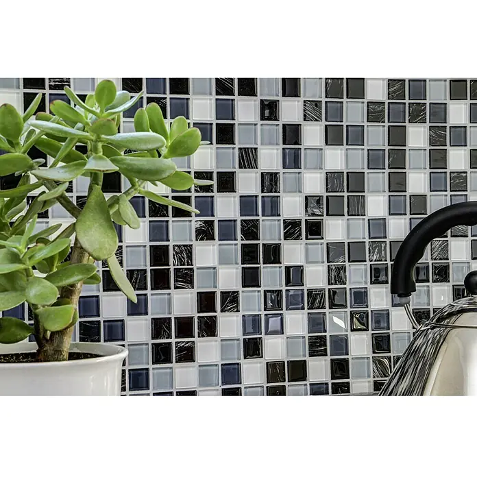 Selbstklebemosaik Quadrat Crystal SAM 4CM28 - 30 x 30 cm, Grau, Glänzend - Nahaufnahme eines Wandmosaiks in Schwarz-, Grau- und Weißtönen, das eine stilvolle und moderne Küchenrückwand bildet.
