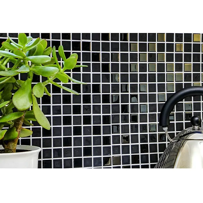 Selbstklebemosaik Quadrat Crystal Mix SAM 4CM22 - 30 x 30 cm, Schwarz, Matt - Nahaufnahme von schwarzen Mosaikfliesen mit weißem Fugenmörtel, neben einer Topfpflanze und einem Teekessel.