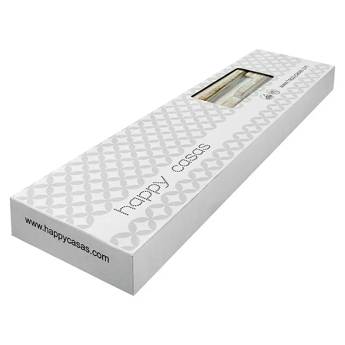 Wandpaneel Fineline White - Teak, 510 x 140 x 20 mm, 0,143 m² - Eine längliche, weiße Produktverpackung von Happy Casas mit einem Sichtfenster, durch das der Inhalt erkennbar ist. Das Design ist schlicht und elegant.