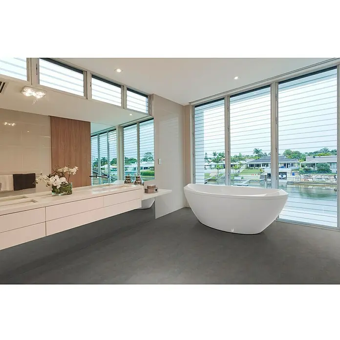 Star Clic Vinylboden - Bologna, Fliese, 605 x 304,8 x 5 mm - Modernes Badezimmer mit freistehender Badewanne und Fensterfront.