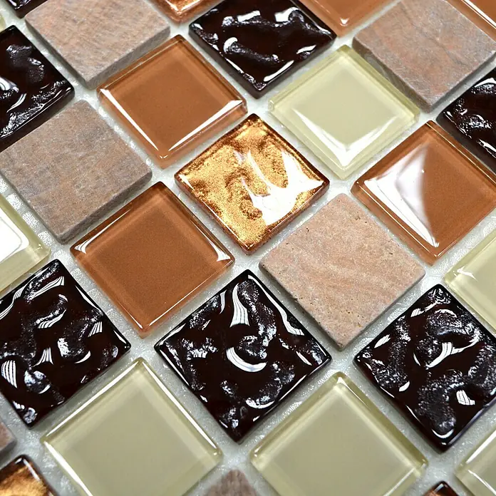 Selbstklebemosaik Quadrat Crystal Mix SAM 4M372 - 30 x 30 cm, Beige, Glänzend - Nahaufnahme von quadratischen Mosaikfliesen in Braun-, Beige- und Goldtönen mit glänzenden und matten Oberflächen.