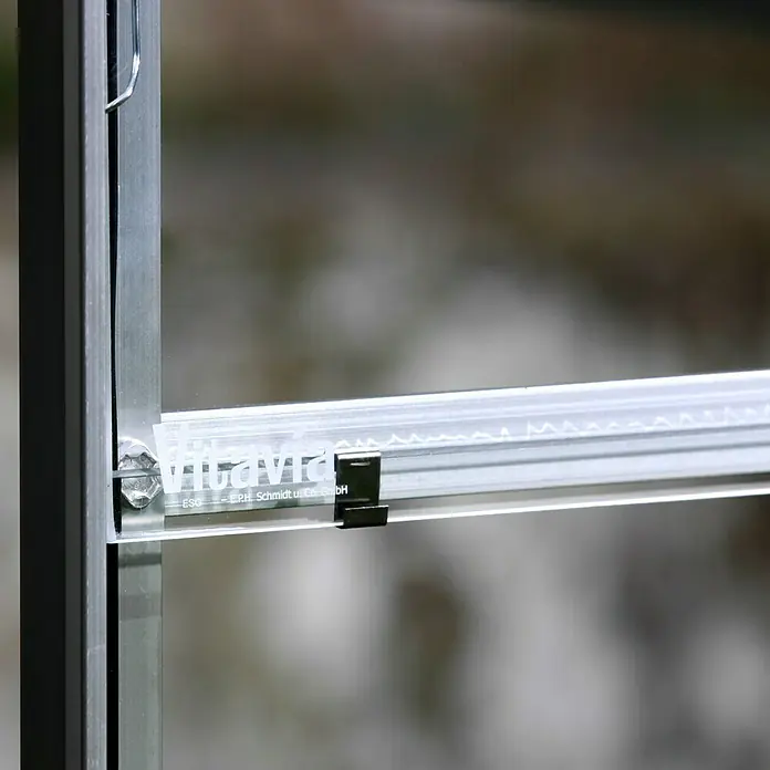 Vitavia Glashalter - Geeignet für: Einscheibensicherheitsgläser 3 - 4 mm - Nahaufnahme eines Vitavia Gewächshausrahmens mit Befestigungsdetails und dem Vitavia Logo.