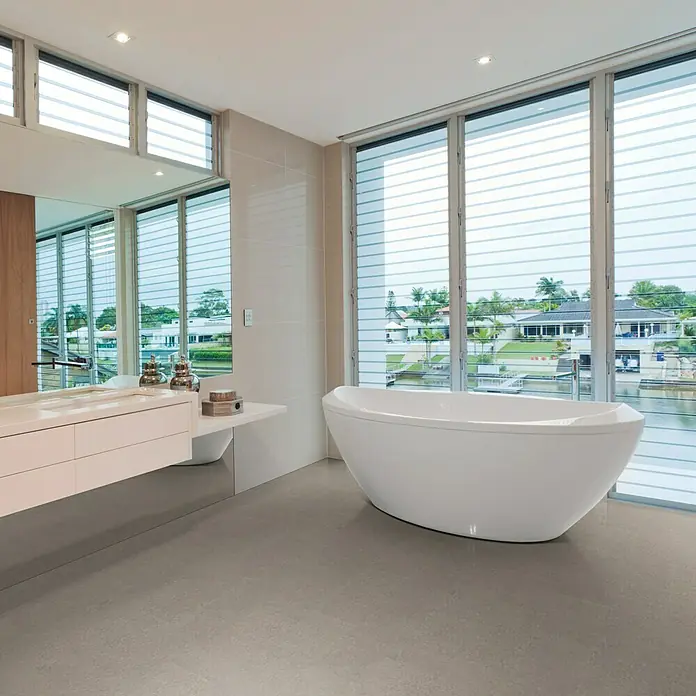 Star Clic Vinylbodenmuster Mykonos - 280 x 160 x 5,5 mm, Fliesenoptik - Elegantes Badezimmer mit freistehender Badewanne vor grossen Fenstern, die einen hellen und luxuriösen Raum schaffen, ideal zum Entspannen.
