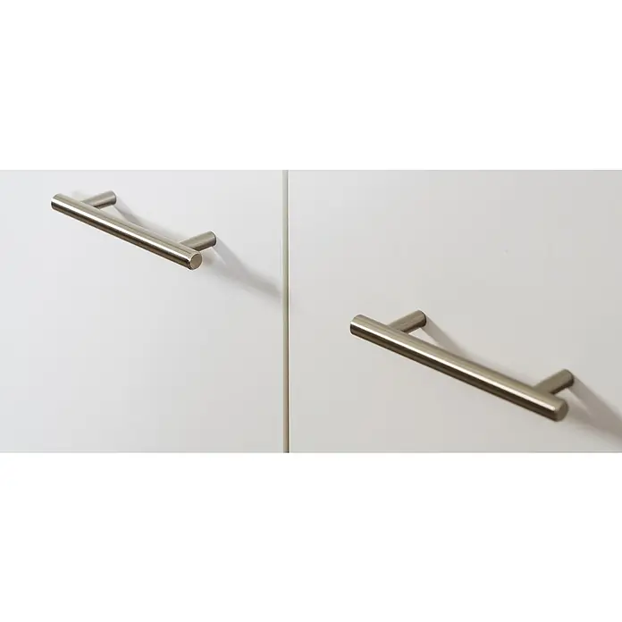 Respekta Singleküche Merle - Breite: 160 cm, Weiß, Induktionskochfeld - Nahaufnahme von zwei horizontalen, gebürsteten Nickel-Schrankgriffen an weißen Schranktüren, die ein elegantes, modernes Design zeigen.