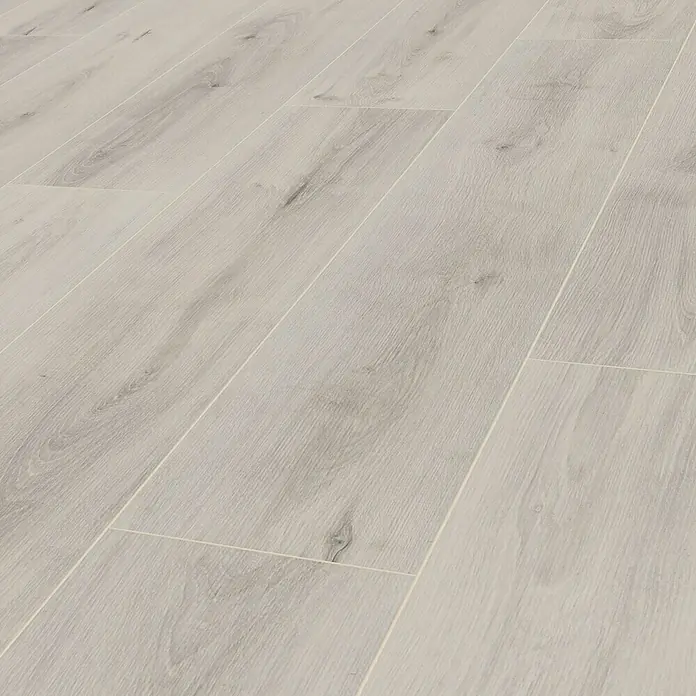LOGOCLIC Edition Laminatmuster Solario - 300 x 245 x 7 mm, Landhausdiele - Nahaufnahme von hellem Laminatboden, der ein modernes und sauberes Ambiente vermittelt.