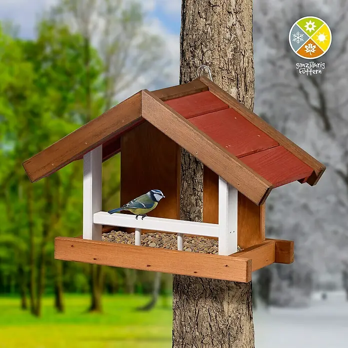 Dobar Vogelhaus Herbstfrüchte - Holz, Braun/Rot/Weiß, Dachart: Satteldach - Vogelhaus aus Holz mit einem kleinen Vogel, der darauf sitzt. Perfekt, um Vögel das ganze Jahr über zu füttern und ihnen einen Unterschlupf zu bieten.