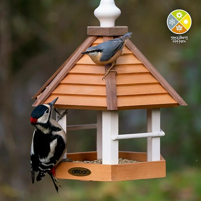 Dobar Vogelhaus Goldener Oktober - Holz, Braun/Weiß, ca. 33,5 x 29 x 34 cm - Ein charmantes Vogelhaus von Dobar, belebt durch einen Kleiber auf dem Dach und einen Buntspecht an der Seite.