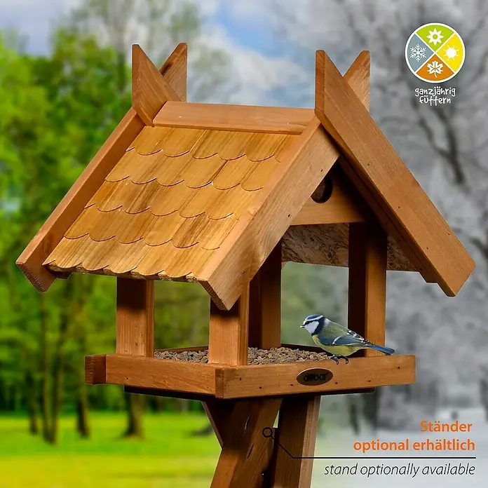 Dobar Vogelhaus Blätterfall - Holz, Braun, ca. 36 x 28,5 x 33,5 cm - Ein hölzernes Vogelhaus mit einem kleinen Vogel, mit der Aufschrift "ganzjährig füttern" und "Ständer optional erhältlich".