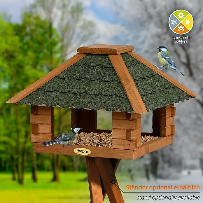 Dobar Vogelhaus Blockhaus - Holz, Grün, Viereckig - Ein hölzernes Vogelhaus mit grünem Dach, gefüllt mit Futter, mit zwei Meisen.