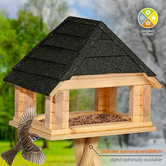 Dobar Vogelhaus Sort - Holz, Natur/Schwarz - Bild eines Holz-Vogelhauses mit schwarzem Dach und einem Vogel, der landet. Ein optionaler Ständer ist erhältlich.