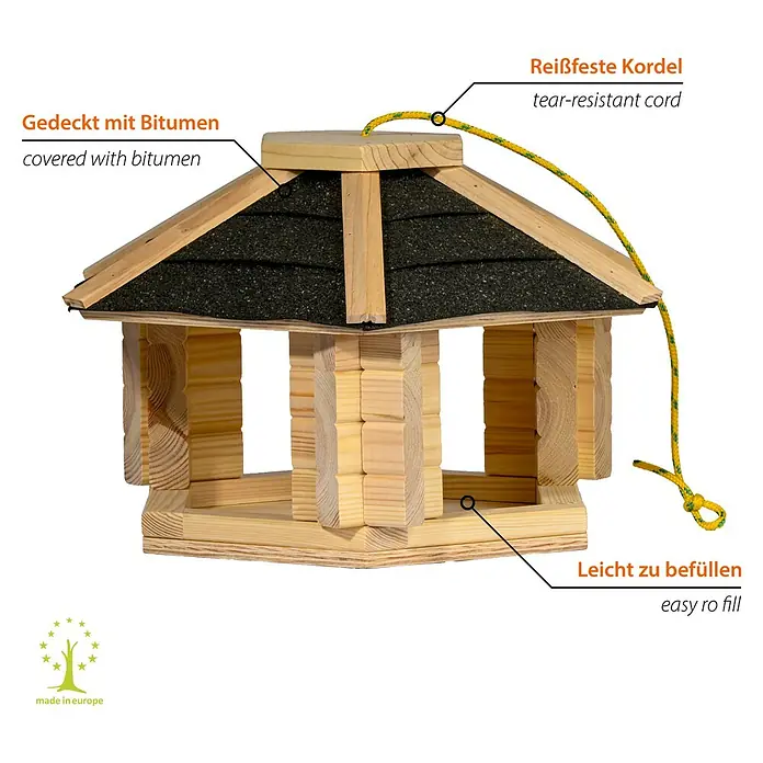 Dobar Vogelhaus Zwart - Holz, Natur/Schwarz - Ein rustikales Vogelhaus aus Holz mit einem schindelgedeckten Dach und einer gelben Kordel zum Aufhängen.