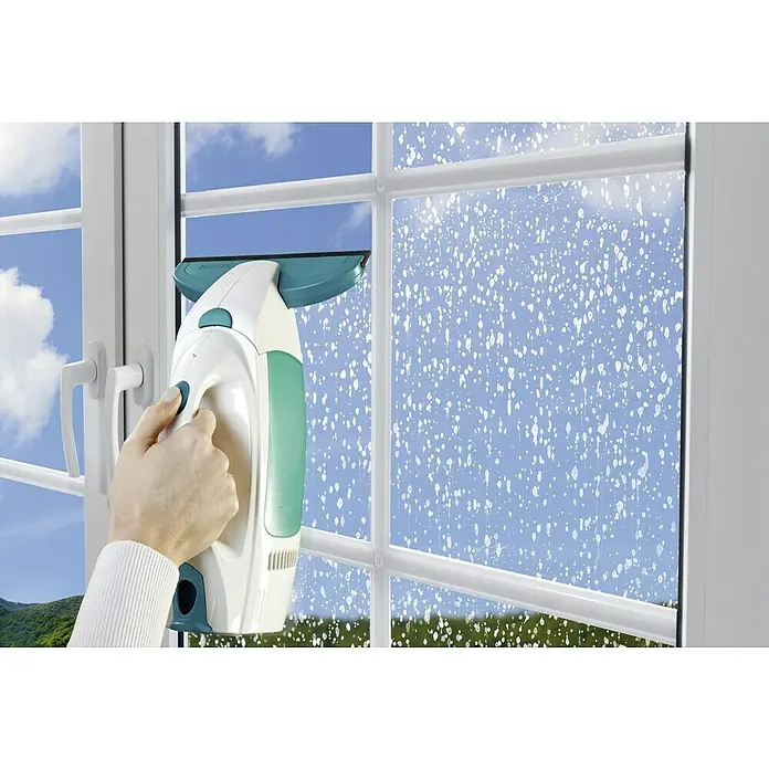 Leifheit Saugdüse - Passend für: Leifheit Fenstersauger Dry & Clean, Breite: 17 cm - Fensterreiniger in Aktion: Eine Person benutzt einen elektrischen Fensterreiniger, um eine Fensterscheibe streifenfrei zu säubern.