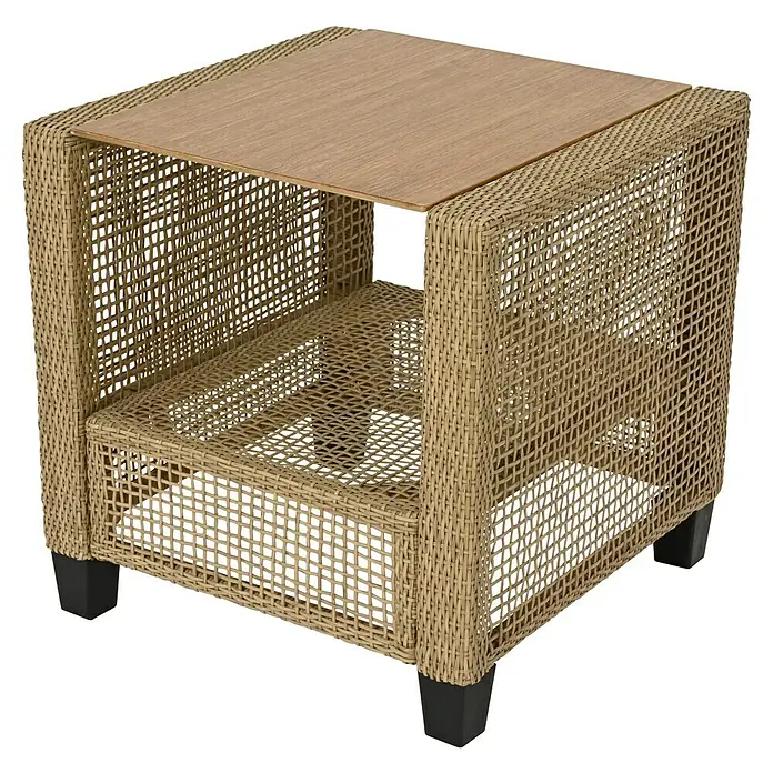 Conjunto de muebles Alicante - 3 pzs., Acero/Poliéster, Marrón - Primer plano de una mesa auxiliar tejida con tapa de madera y estante, ideal para uso exterior o decoración interior con estilo.