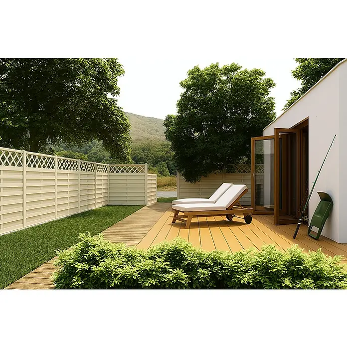 Andrewex Sichtschutzelement Hamburg - 90 x 180 cm, Latte - Die Bild zeigt einen ruhigen Garten mit einem hellen Sichtschutzzaun und bequemen Sonnenliegen auf einer Holzterrasse neben einem modernen Haus.