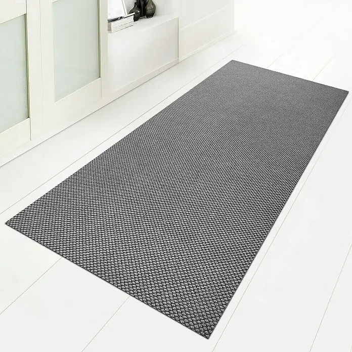 Schmutzfangmatte Hong Kong - Grau, 1.100 x 200 cm, 100 % Polypropylen - Ein grauer Teppich liegt auf einem weißen Holzboden neben einem weißen Schrank. Das schlichte Design passt gut zu modernen Einrichtungen.