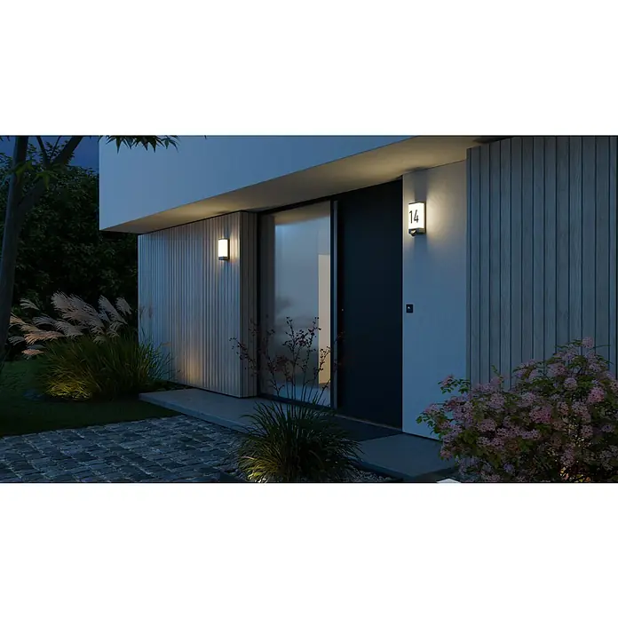 Steinel Außenwandleuchte L 14 - 12,5 x 7 x 27 cm, Anthrazit, IP44, Mit Bewegungsmelder - Moderne Hausfassade mit stilvoller Außenbeleuchtung, die die Architektur hervorhebt und einladendes Licht spendet.